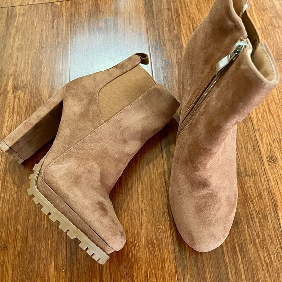 New Boots Platform Caramel Tan Sueded Lug Sole Stacked High Heel 7.5 High Ankle - Picture 2 of 12